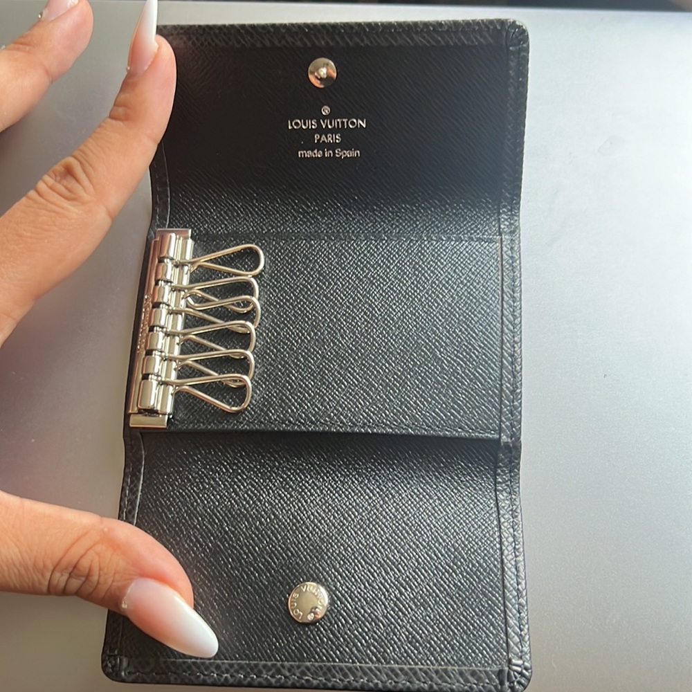 Authentic LV black taiga leather multicles 6 rings keyholder - Picture 4 of 5